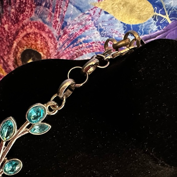 Sassy Jones Set: Necklace, 2 pairs of earrings, bracelet, brooch - Picture 6 of 10